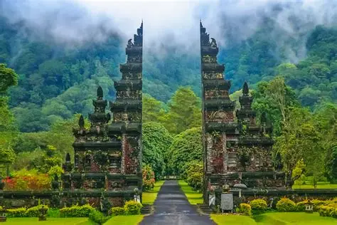 BALI – INDONESIA: NGẮM HOÀNG HÔN BIỂN JIMBARAN – ĐỀN NƯỚC TIRTA EMPUL – SỐNG LƯNG KHỦNG LONG NUSA PENIDA – CỔNG TRỜI HANDARA – SWING BALI – LÀNG CỔ PENGLIPURA 5N4Đ